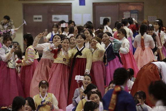韩国高中举行毕业典礼 学生穿韩服行跪拜礼_国