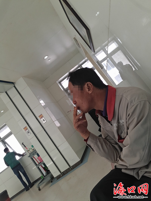 男子在禁烟区吸烟。 随后,记者前往医院住院大楼,沿途看到不少椰子树、垃圾桶和地面上都留有槟榔水痕迹。住院大楼大厅内干净整洁,无随地吐痰和垃圾乱扔现象。但在二楼手术区,有几名男子直接在过道里喷云吐雾,地上散落着不少烟头,医护人员经过也并未进行劝阻。在楼层的窗台上,也发现了未被及时清理的烟蒂和红色槟榔水。