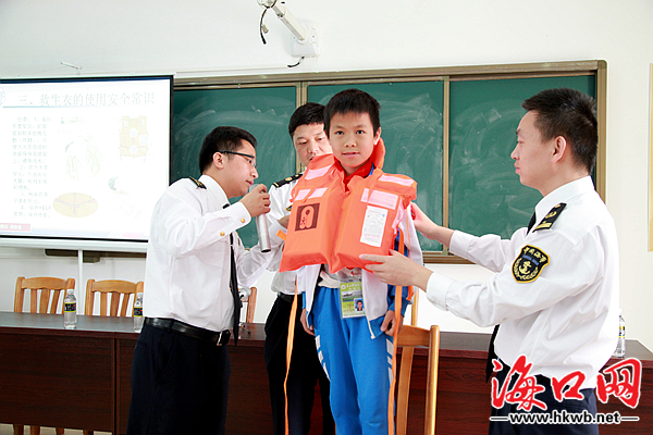 海事工作人员现场演示穿戴救生衣。 活动上,海口海事局还给现场的老师和学生赠送了《小学生水上交通安全教育读本》,并举行了水上交通安全知识有奖抢答和救生衣穿戴比赛。 据悉,海口海事局已经连续四年开展水上安全知识进校园活动,大大增强了学生的水上交通安全防范意识和应急自救常识。石山镇中心小学的老师们表示,普及水上交通安全知识,对提升小学生的水上交通安全素养以及培养良好的水上安全出行习惯有极大的促进作用。 相关链接: