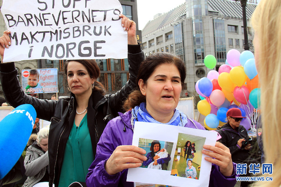 让我的孩子回家--挪威儿童福利机构遭抗议_国