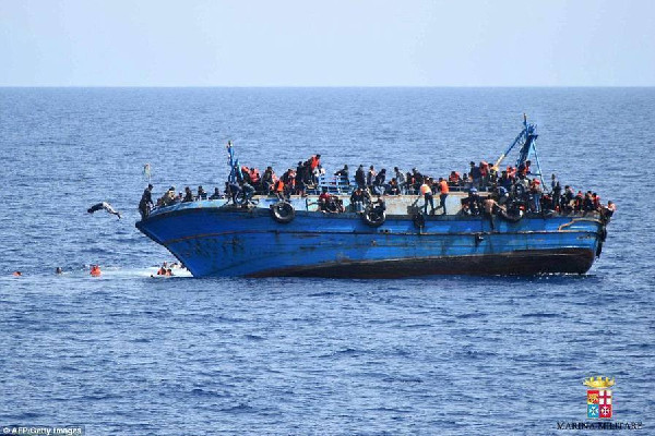 载数百人难民船在利比亚近海海域倾覆瞬间_国