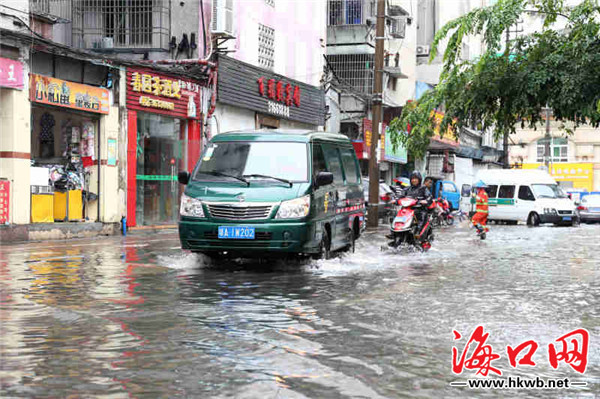 海口部分路段积水严重 龙华区组织强排消除积