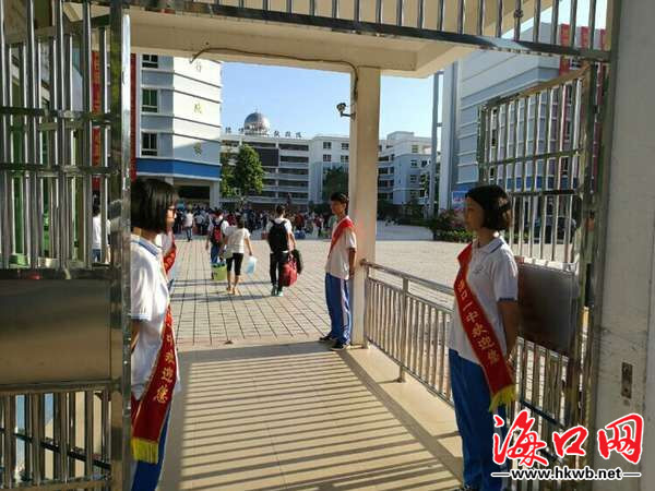 海口市第一中学高中部团委组织礼仪向导指引新生入学.