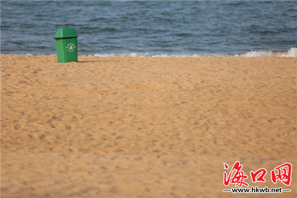 路面整洁干净。 海口网9月16日消息(见习记者李珊珊)当我们与家人团聚,欢度中秋佳节的时候,海口市的环卫、园林工人却放弃休息,在平凡的岗位上默默坚守。 16日,记者在海口万绿园看到,很多环卫工人分散在园内各处,正在清理道路上的垃圾。一位环卫人员告诉记者,这两天来万绿园玩的人很多,所以垃圾也相对多一些,不过现在的游客素质都很高,随手丢垃圾的人少了,大多都自觉丢在垃圾桶里。随后,记者来到假日海滩和观海台,看到环卫工人们或在拾取垃圾,或清扫街道。 记者在走访中发现,在中秋佳节期间,海口城市