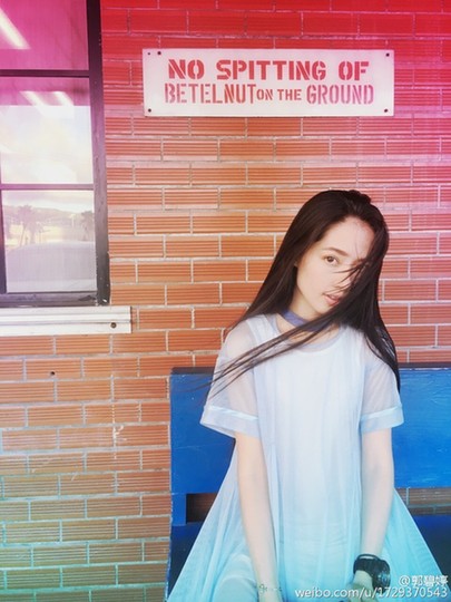 郭碧婷黑长直发显淑女 手拿相机文艺十足图片