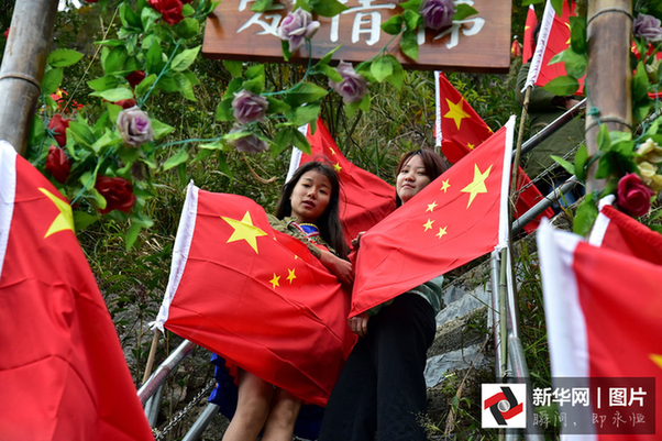 图看一周国庆 各地民众晒与国旗"花式"合影祝福祖国