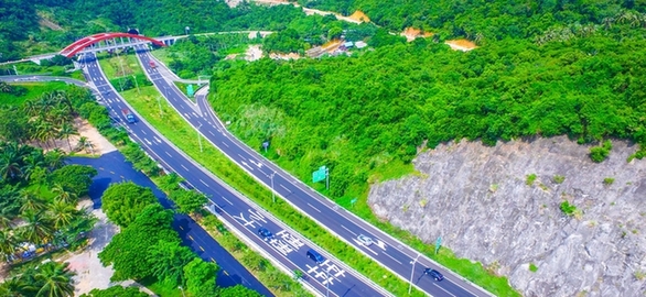 瞰海南:牛岭滨海公路串起海南"最美海岸线"(组图)