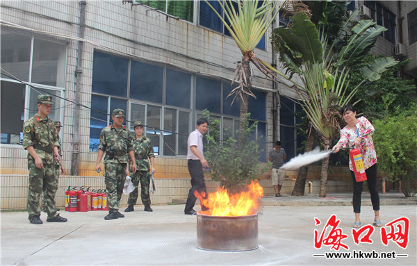 海口市港航管理处开展演练 消防官兵教授使用