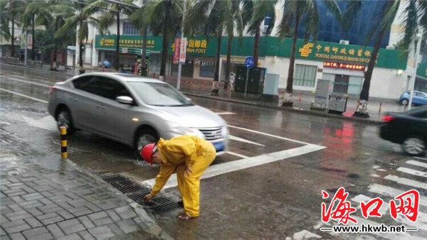 海口市市政局巡查管道养护道路 目前无积水现