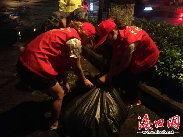 海南省义工互助协会志愿者风雨中清理路障