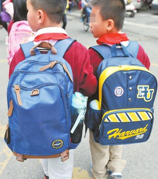 成都00后小学生书包最重近14斤 里面都有啥(图