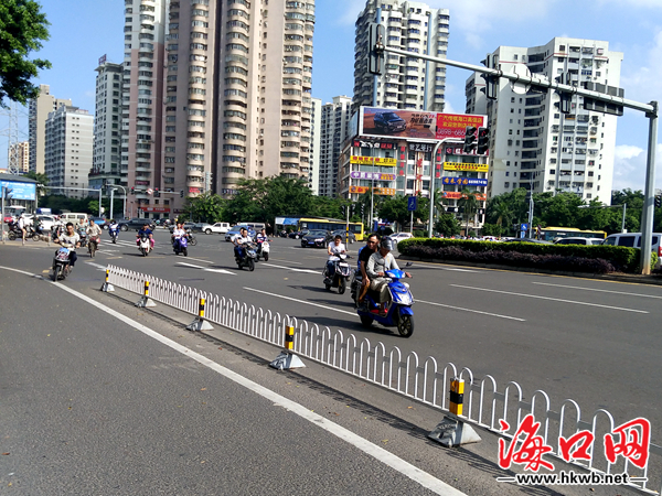 龙昆南路与南海大道交叉路口处,行驶在机动车道上的电动车.