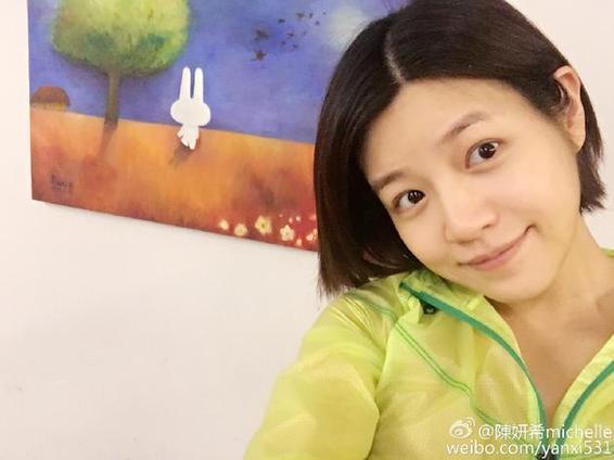 陈妍希 陈妍希通过微博晒素颜照,并应景的写道:今天是立冬,我却没有办法陪你走过春夏秋冬。我在台北,被困在了夏天。 照片中,陈妍希一头短发,素颜皮肤白皙,歪着脑袋卖萌,十分的清纯漂亮,怀孕以来,脸部也明显变圆润不少。 微博曝光后,网友纷纷留言,称:又素颜,女神你够了!可你陪我走过了每个春夏秋冬啊! 相关链接: