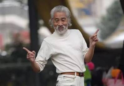 奶奶由大爷家养着,我家和大爷家有矛盾,两家还挨着,过年我不想过去