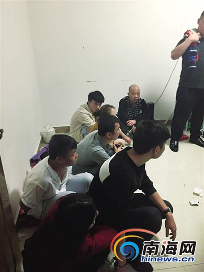 海口吸贩毒窝点躲在27楼 警方尾随外卖哥一窝