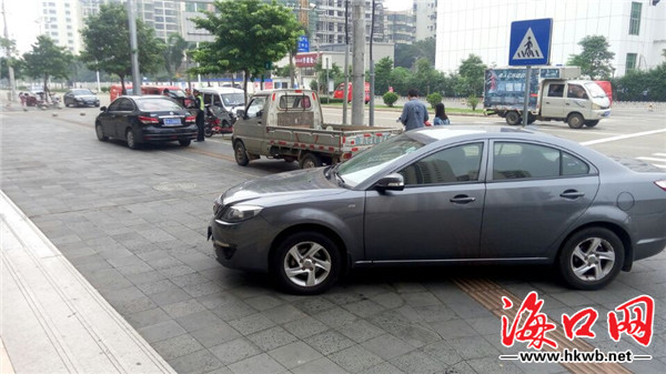 海口一小型客车占据非机动车道 非法改装被罚