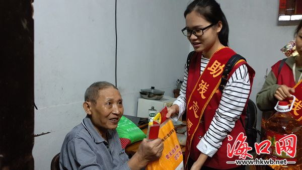 海口开展志愿服务活动 为残疾人提供康复治疗