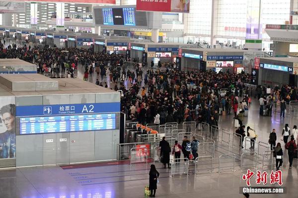 12月30日,成都火车东站候车大厅旅客如织.