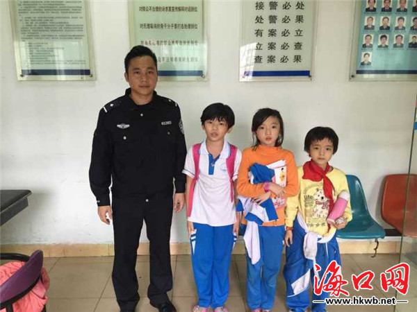 三名孩子与办案民警合影。(从左起为王楠、黄丽萍、黄丽霞 中山派出所供图) 据黄丽萍回忆,2016年12月26日中午,她和同学王楠,妹妹黄丽霞三人结伴回家。走到新华南附近一条小巷时突然发现路边有一个鼓鼓囊囊的钱包,三人好奇打开一看,都吃了一惊,里面装着厚厚的现金和很多张卡证。我也不知道里面有多少钱,我们第一反应就是要把钱包交给警察叔叔。黄丽萍说,三个人将钱包带到距离最近的中山派出所,做完笔录后才回家。按照平常,姐妹俩11点半就该回家了,但是那天快到中午1点了她们才回来。黄丽萍母亲邢女士问清原由后