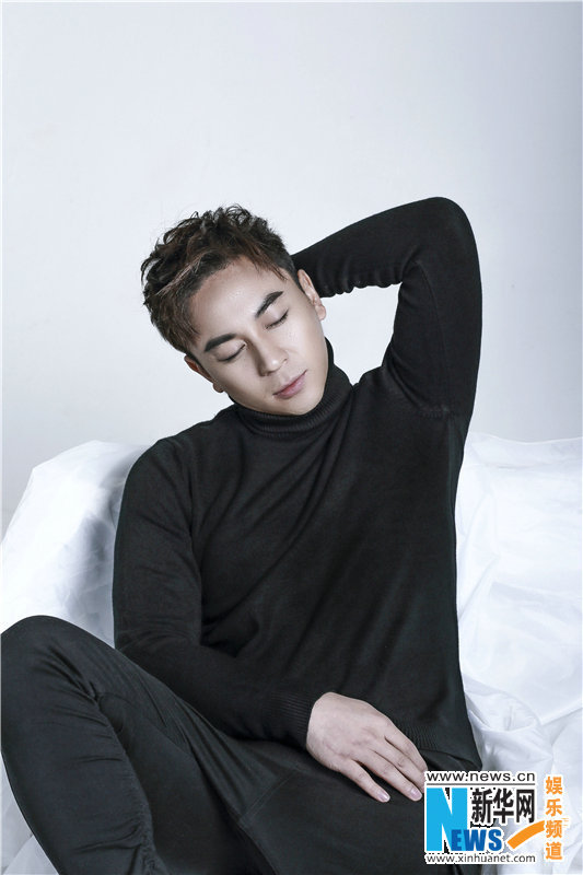 释小龙曝黑白写真 剑眉阳刚气质温暖_明星组图