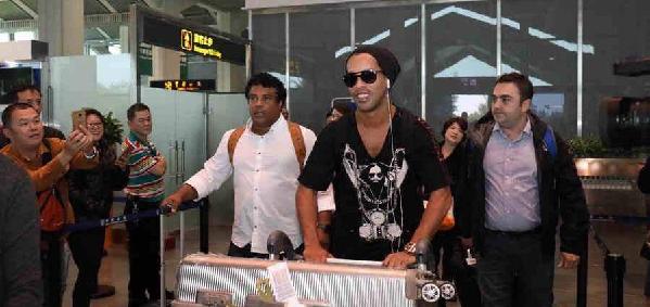 小罗空降海口 将随巴萨团队参观观澜湖足球基