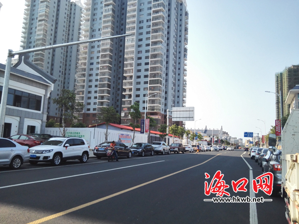 海口一小区车位只售不租 业主无奈把车停路边