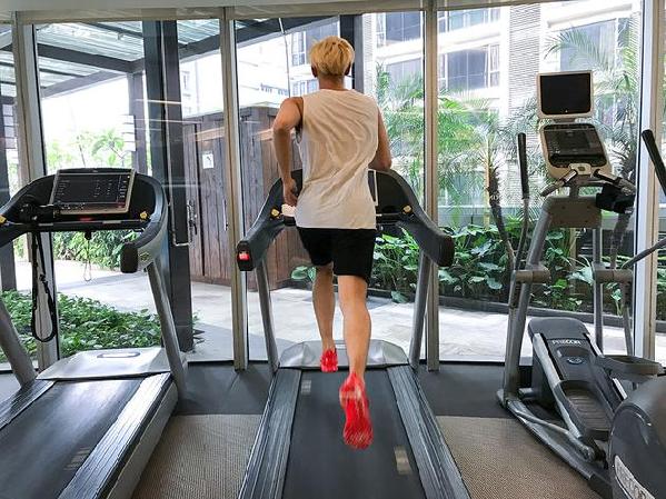 黄子韬健身照尽显荷尔蒙气息 大秀肌肉线条_娱