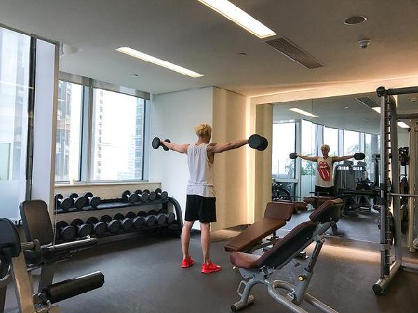 黄子韬健身照尽显荷尔蒙气息 大秀肌肉线条_娱