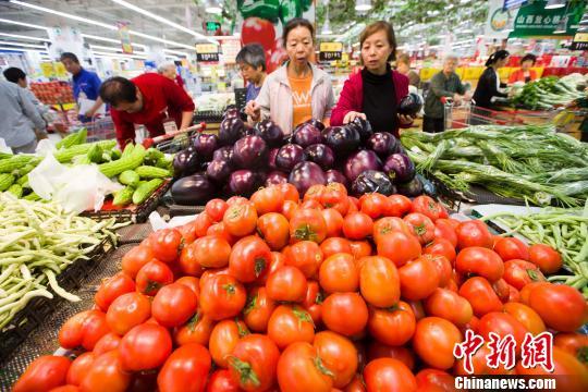 资料图:山西太原,民众正在超市挑选蔬菜. 张云 摄