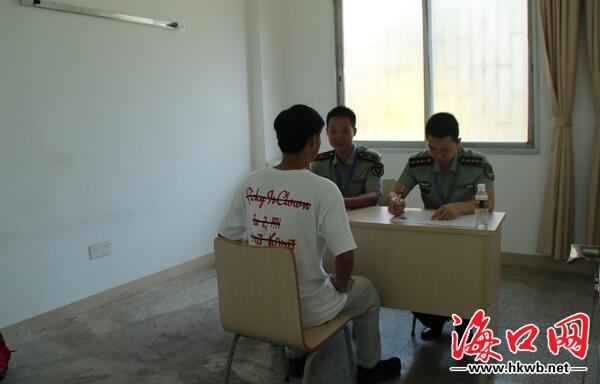 海南入围军校考生在海口面试,军检 当天220人参加