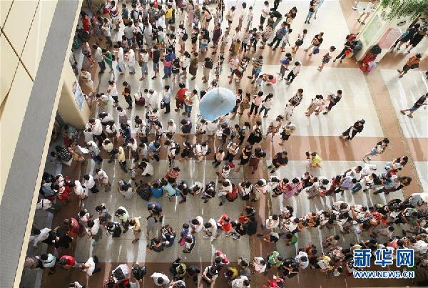 7月20日,患儿家属在上海市复旦大学附属儿科医院内排队挂号.