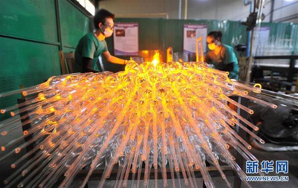 工人在河间市明尚德玻璃科技股份有限公司生产车间加工工艺玻璃器皿