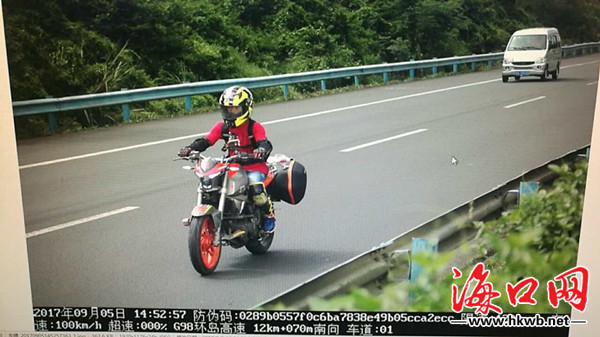 险象环生!一男子骑摩托在海南G98高速上狂奔