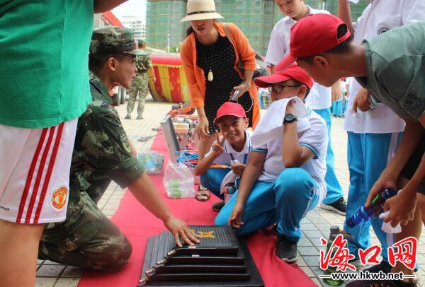 消防官兵讲解消防器材使用方法。(琼山消防供图) 海口网9月6日消息(通讯员王咪见习记者陈家煜)新学期伊始,为增强学生消防安全意识和逃生自救能力,6日,海口市琼山区消防大队在海南中学初中部开展消防知识进军训暨消防技能体验活动,为近500名新生带来消防安全技能盛宴。