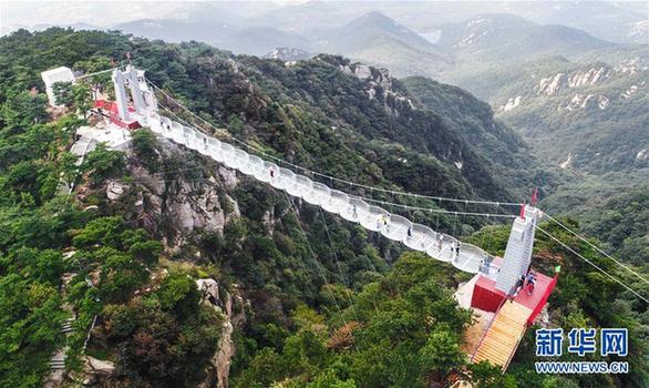 精彩图片   国庆节前,山东临沂沂蒙山龟蒙景区160米长的3d玻璃桥投入