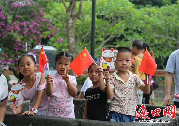 小朋友手拿小国旗向镜头比v.