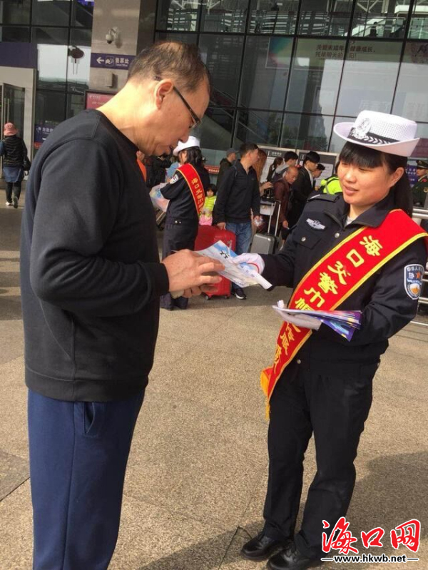 用最暖的微笑迎新年 海口交警开展春节巾帼交