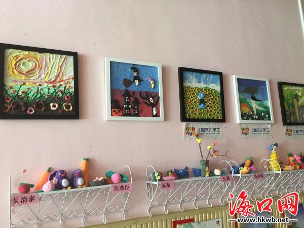 幼儿园内摆放着孩子们的手工作品。 健身心 为孩子提供健康安全的成长环境 小宝,爸爸妈妈今天不能来接你了,让叔叔接你回家。叔叔给你买了糖果,我们回家吧。这是老师今天做的一个测试,我们以后千万不能跟陌生人回家哦。这是金地展新幼儿园开展的防拐骗教育活动中出现的场景。 3到6岁年龄段的孩子,主要还是以健康教育为主。从幼儿教育角度来说,安全是摆在第一位的。张馨尹说,园内除每日开展2小时的户外健身运动外,还会定期开展消防演练、防震教育、防拐骗教育活动,在潜移默化中增强孩子的自我保护意识。
