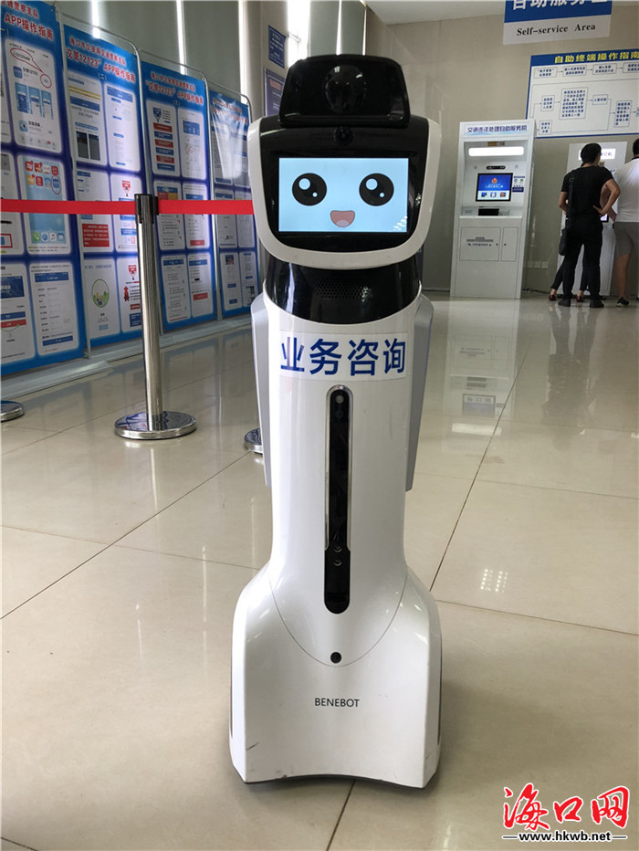 能说会唱声音甜萌 海口市车管所启用智能机器人为市民提供服务