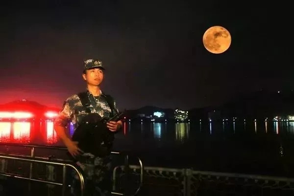 ——中国军人 他们和往常一样坚守战位 他们正在边关哨所站岗 他们