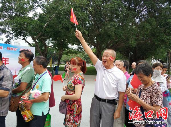 喜迎国庆!海口龙华区群众东西湖畔高唱爱国歌