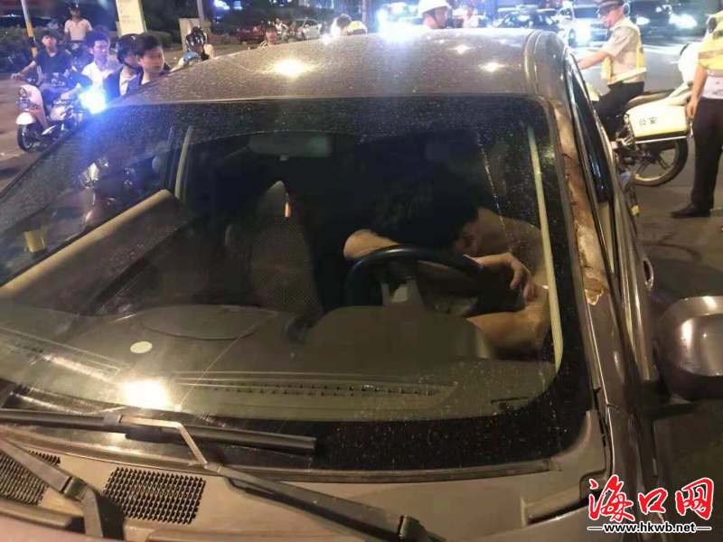 海口一男子夜晚驾车在路边睡着 经查竟是醉酒驾驶