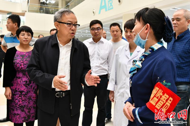 秀英区委书记张霁一行来到省人民医院检查指导工作.(秀英区供图)