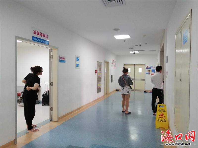 患者家属在手术室门外焦急等待着.钟圆圆 摄