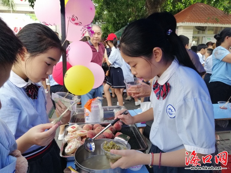 海口小学生用"童心"换"爱心"庆祝儿童节