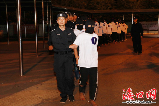 重拳出击海口警方从中缅边境将18名电信网络诈骗嫌疑人押解回琼