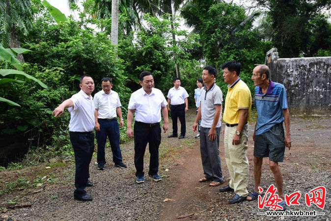 冯琳(左三)一行现场办公解决"行路难"问题.(美兰区委宣传部供图)