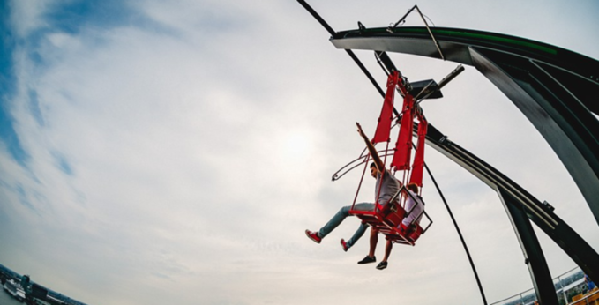 22层楼顶荡秋千 游客飞入云端大呼刺激_国际新