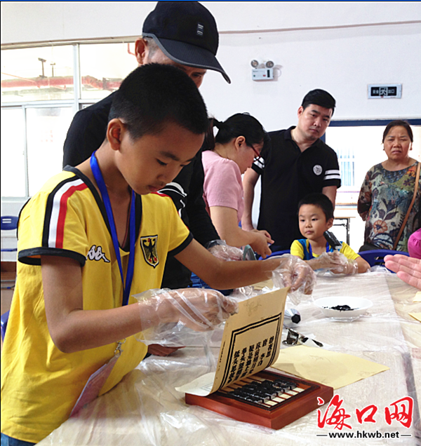 传承非遗文化 海口开展活字印刷体验活动_海口