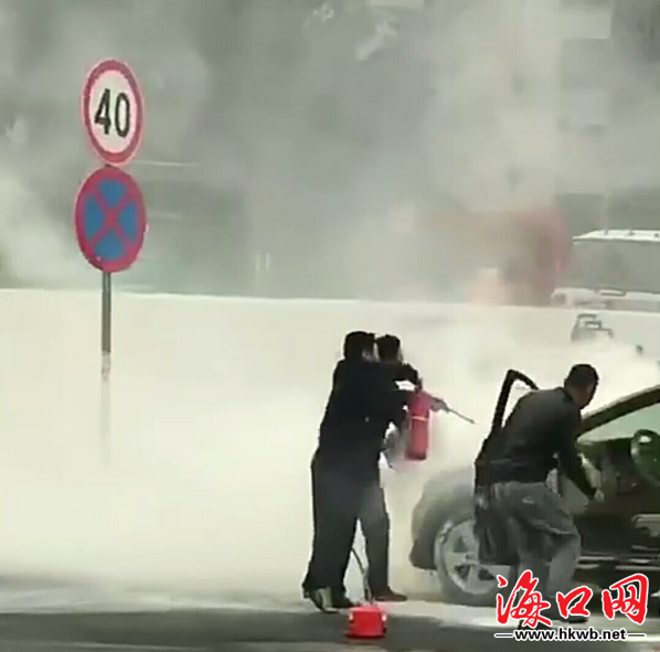 路边轿车起火 海口公交车司机拎着灭火器 出手